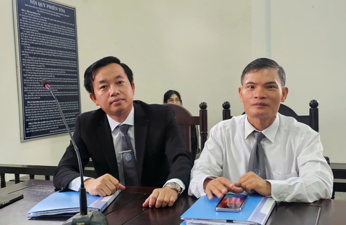 Luật sư và người đại diện của ca sĩ Duy Mạnh tại tòa sáng 25/4. Ảnh: Hải Duyên