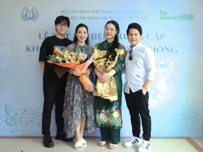 Trọng Tấn bên bà xã và hai con trong ngày con gái Thảo Nguyên tốt nghiệp thủ khoa trung cấp đàn dân tộc tại Học viện Âm nhạc Quốc gia Việt Nam.