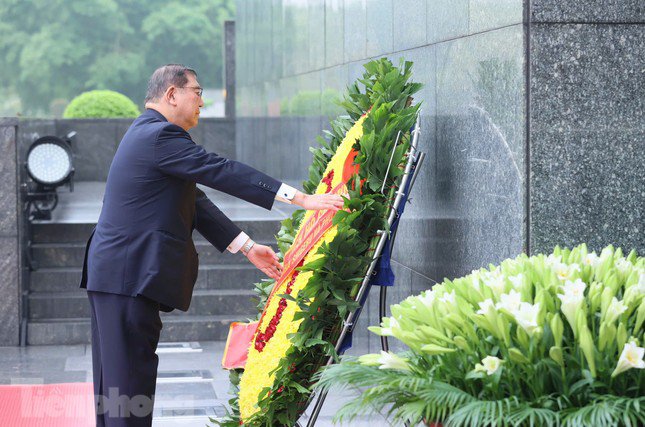 Thủ tướng Nhật Bản Ishiba Shigeru đặt vòng hoa, viếng Chủ tịch Hồ Chí Minh. Ảnh: Như Ý