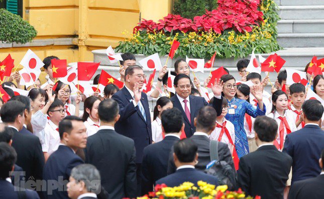 Hai Thủ tướng và hai Phu nhân trong lễ đón. Ảnh: Như Ý