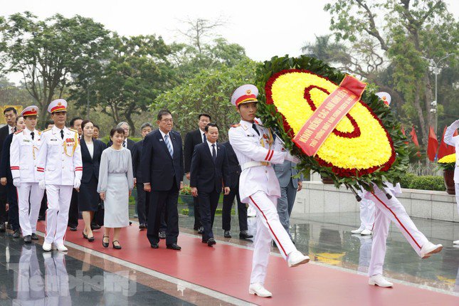Đoàn của Thủ tướng Nhật Bản đặt vòng hoa tại Đài Tưởng niệm các Anh hùng Liệt sĩ. Ảnh: Như Ý