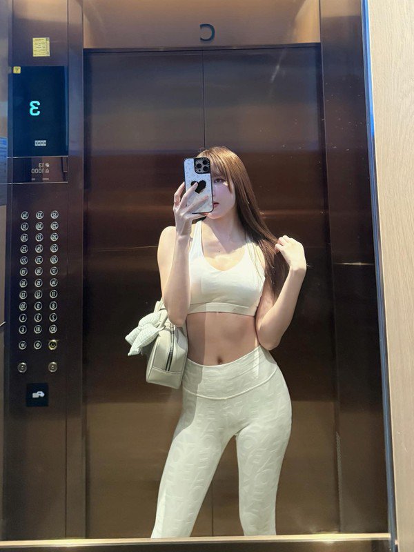 Cô nàng cũng khéo léo lựa chọn những thiết kế có chi tiết cut-out ở eo, ngực hoặc lưng để tăng thêm phần gợi cảm và thu hút. Ảnh: FB Thiều Bảo Trâm