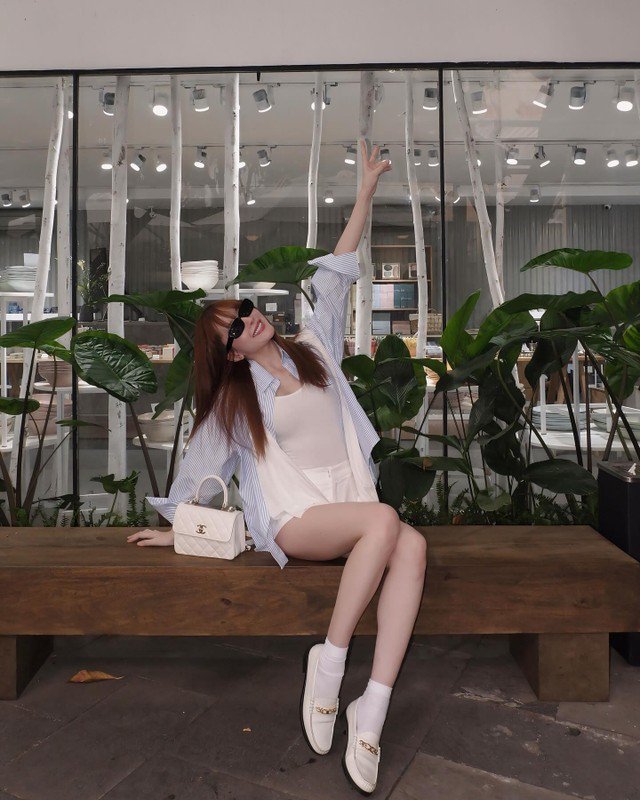 Bên cạnh đó, công thức phối đồ crop-top cùng quần hoặc chân váy cạp cao cũng được Thiều Bảo Trâm áp dụng một cách linh hoạt. Ảnh: FB Thiều Bảo Trâm