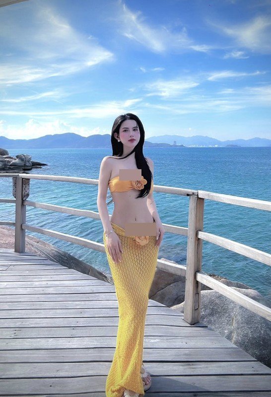 Vợ cũ Việt Anh khoe vóc dáng đồng hồ cát trong trang phục dạo biển gợi cảm. Ảnh: FB Hương Trần.