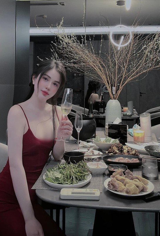 Vợ cũ Việt Anh quyến rũ, trẻ trung không kém cạnh các mỹ nhân Việt. Ảnh: FB Hương Trần.