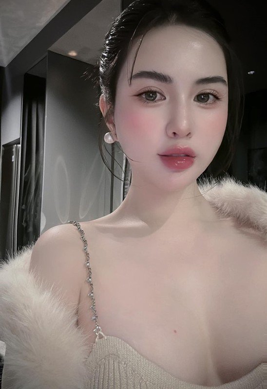 Bên cạnh nhan sắc gây mê, Hương Trần còn có phong cách thời trang tinh tế. Ở đời thường, cô chuộng trang phục bó sát tôn vóc dáng. Ảnh: FB Hương Trần.