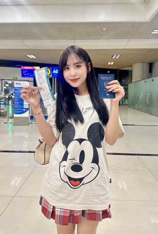 Mặc bộ váy truyền thống, Maysaa cầm trên tay lá cờ Việt Nam và Lào chen chân giữa biển người theo dõi từng bước đi của các khối diễu binh.