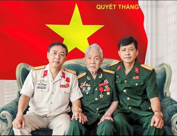 Ông nội, bố và bác của Chi Pu đều quân mang hàm Đại tá.