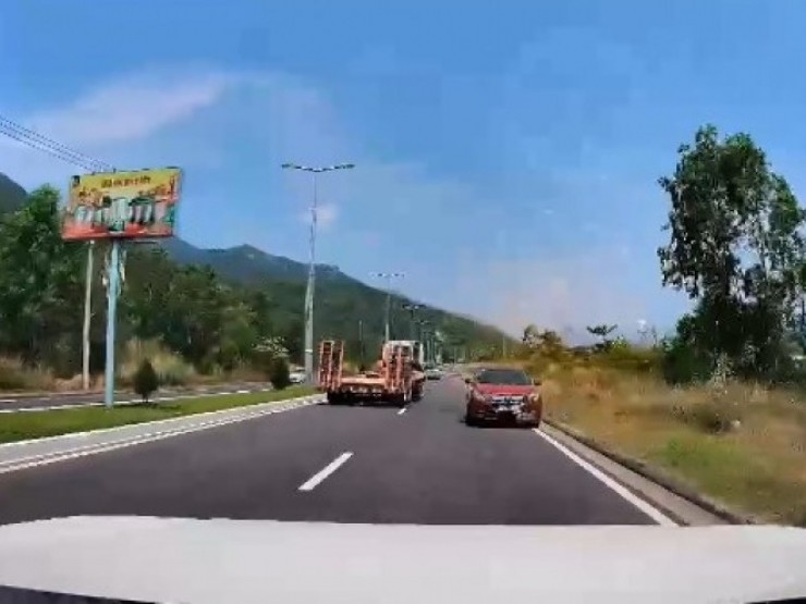 Clip: Nữ tài xế lái ô tô đi ngược chiều bị phạt nguội