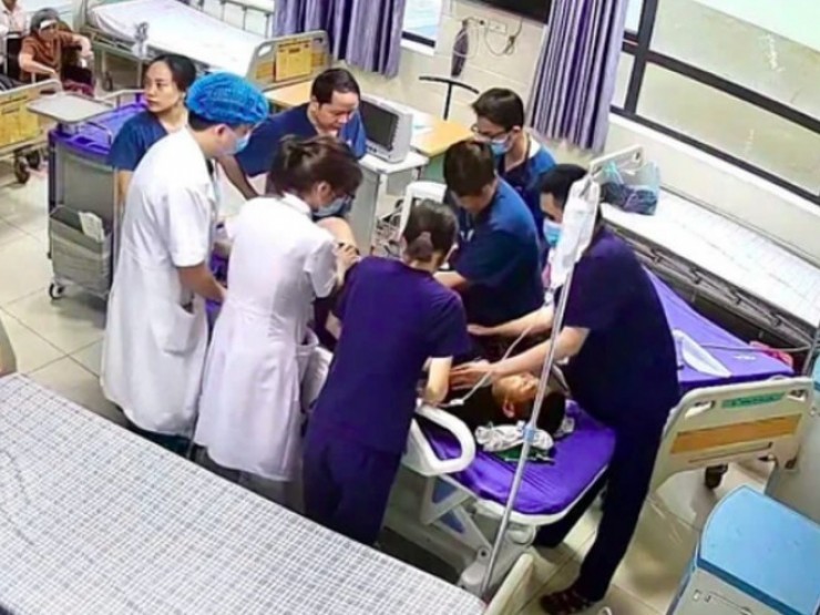 Điều dưỡng bị đạp vào bụng khi cấp cứu: “Tôi không thể bỏ bệnh nhân!“