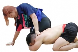 Người đẹp đấu vật Cẩm Ly " tiếp chiêu " với " Quỷ lùn " Đào Hồng Sơn