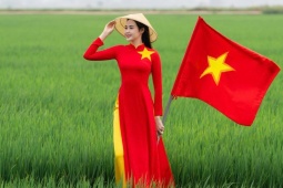 Chụp " trend yêu nước " bên cánh đồng lúa xanh mướt