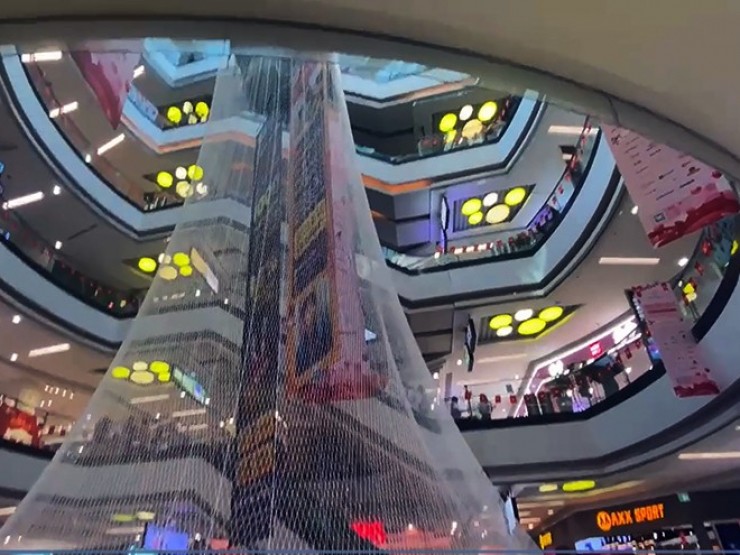 Biện pháp “bất đắc dĩ“ của Vạn Hạnh Mall để ngăn người nhảy lầu