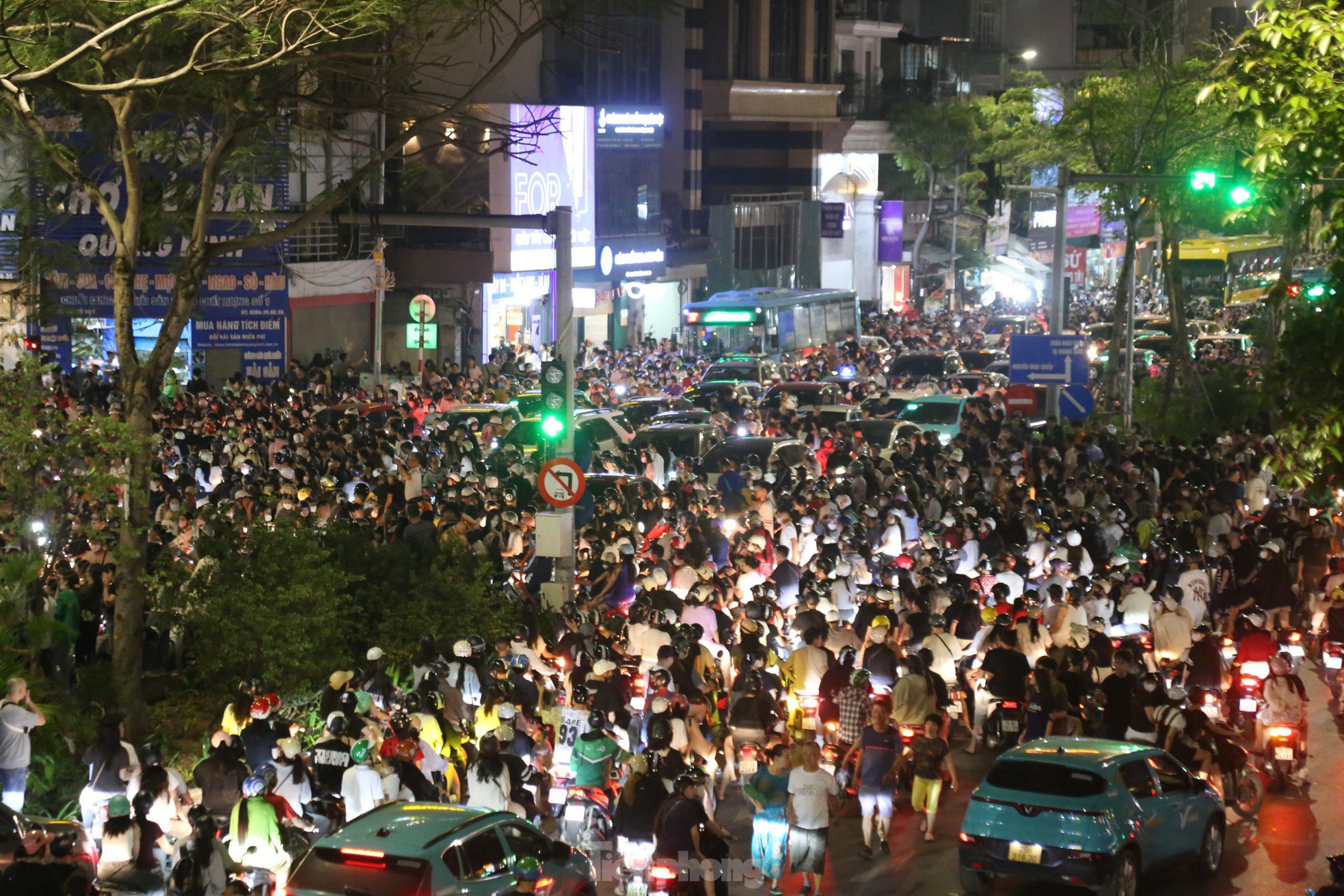 Pháo hoa thắp sáng bầu trời Hà Nội chào mừng ngày non sông thống nhất - 10