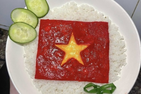 GenZ làm "đĩa cơm yêu nước" từ nguyên liệu bếp nhà ai cũng có