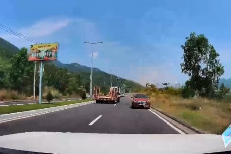 Clip: Nữ tài xế lái ô tô đi ngược chiều bị phạt nguội