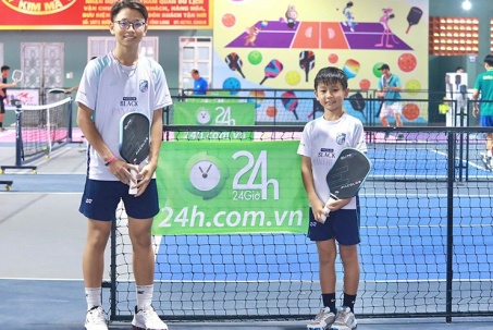 Tay vợt 11 tuổi đại chiến dàn cao thủ tại giải pickleball lớn bậc nhất miền Tây
