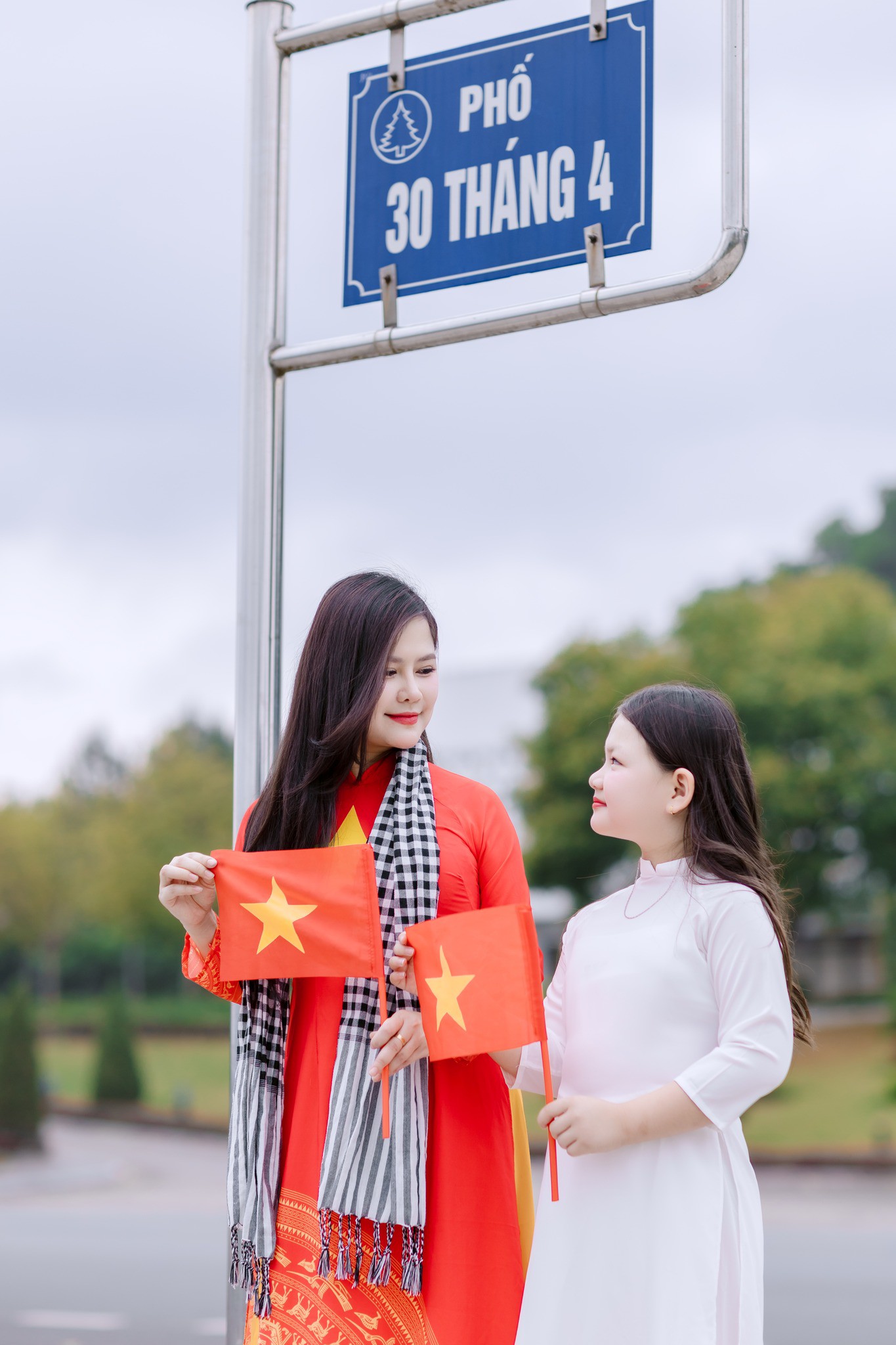 Con phố đặc biệt mang tên "30 tháng 4" trở thành điểm check - in đặc biệt - 1