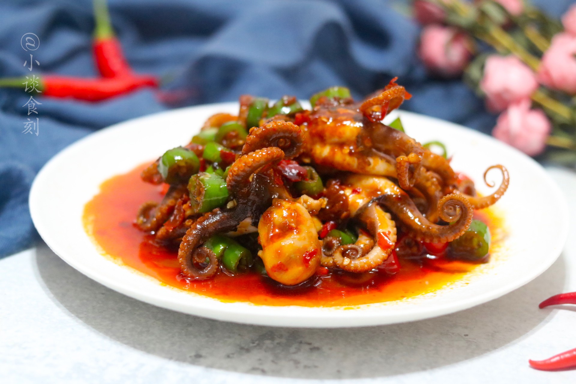 Khi bạch tuộc săn lại, nước sốt sánh quyện thì tắt bếp, trút ra đĩa.