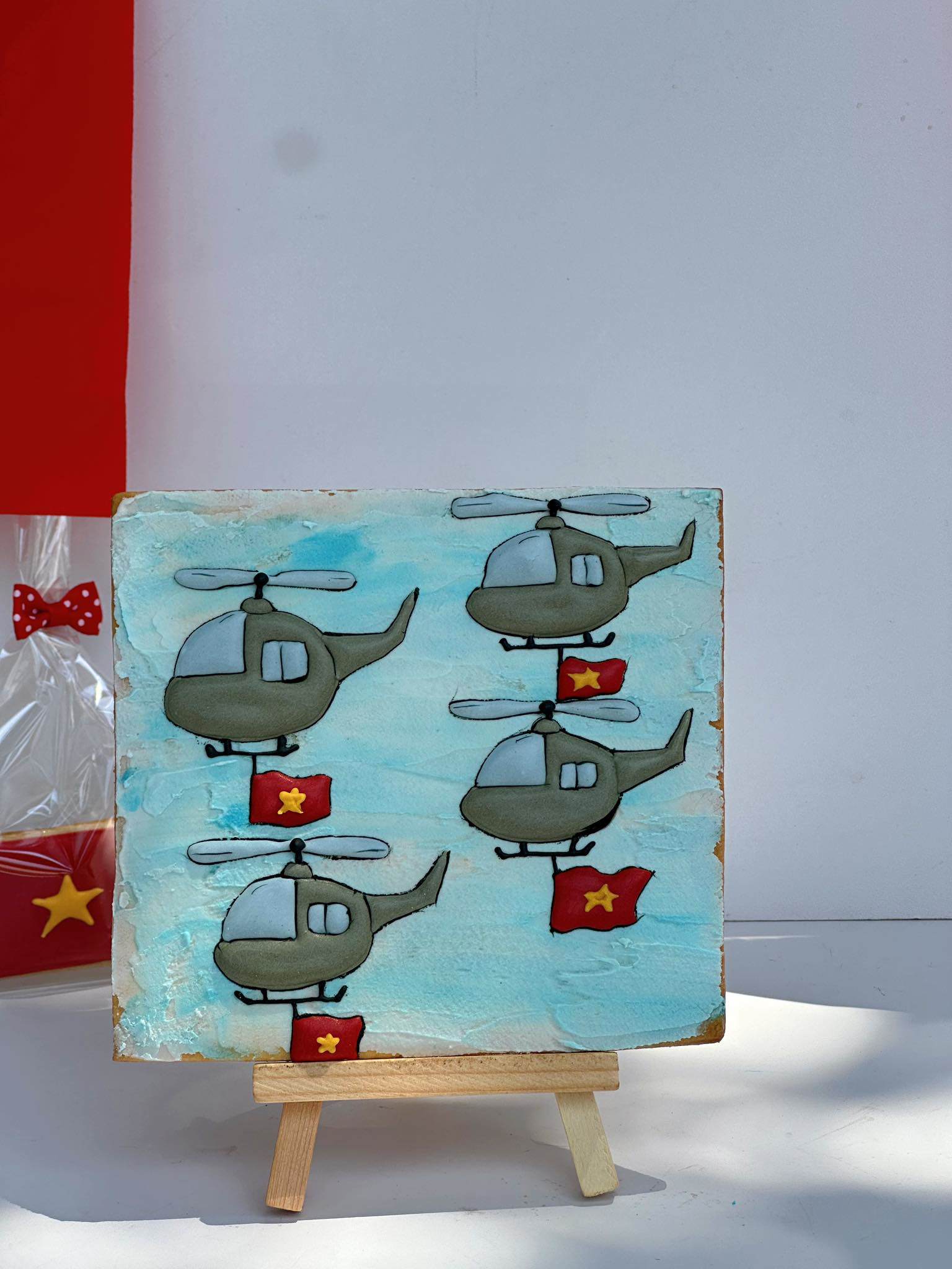 Không còn những kỹ ức kinh hoàng từ cơn&nbsp;mưa bom B52 trong quá khứ. Ngày nay, máy bay hoà bình&nbsp;tung bay trên bầu trời với những lá cờ đỏ sao vàng bay phấp phới.