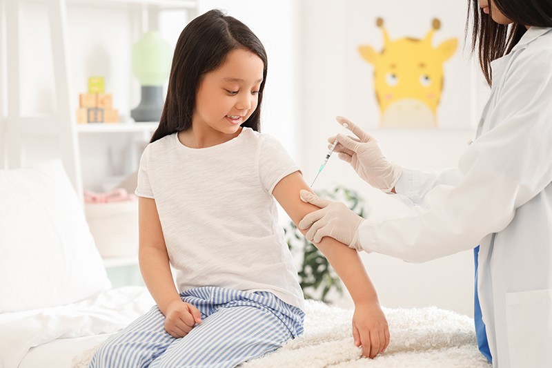 Trẻ em và người lớn cần tiêm đúng lịch, đủ liều vắc-xin não mô cầu. Ảnh: Vecteezy