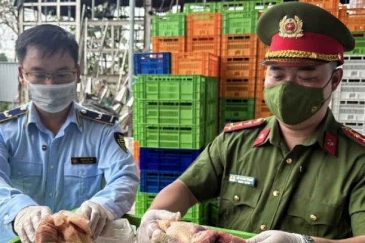 Hàng tấn chân gà, cánh gà, xúc xích "made in China" bị thu giữ