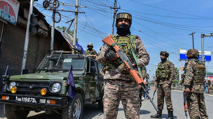 Quân đội Ấn Độ truy tìm những kẻ khủng bố ở Kashmir (ảnh: BBC News)