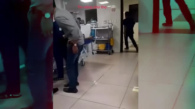 Bác sĩ cấp cứu thành công dù bị người nhà bệnh nhân gào chửi, đấm đạp