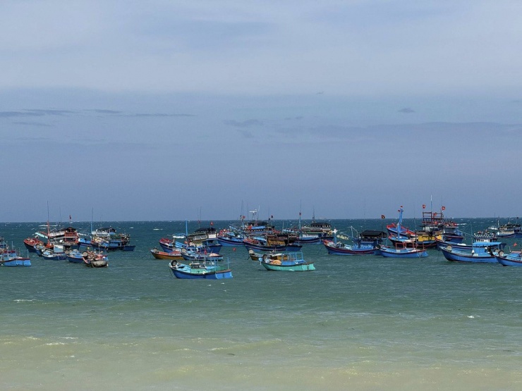 Cách thành phố Phan Rang – Tháp Chàm khoảng 35 km về phía nam, làng chài Sơn Hải nằm nép mình ven quốc lộ DT701 một trong những cung đường ven biển đẹp nhất Việt Nam. Ảnh Lương Phong