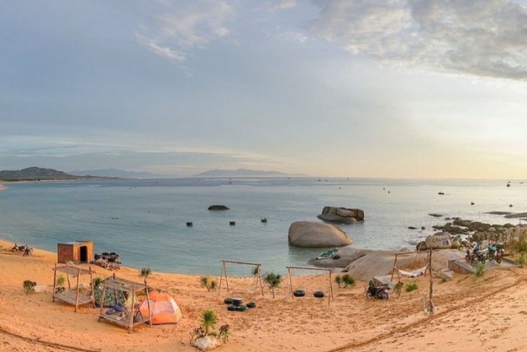 Phía sau làng chài, những dãy núi đá vôi với hình dáng kỳ thú tạo thành những bức tường đá vững chãi, bảo vệ cho ngôi làng yên bình này. Dưới ánh mặt trời, những cột đá lấp lánh ánh bạc, cùng với thảm thực vật xanh tươi tạo nên một bức tranh tuyệt đẹp, nơi núi và biển giao hòa.