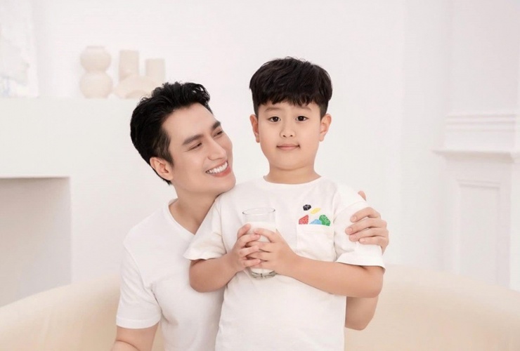 Việt Anh cho biết, anh và con trai có điểm chung là hay cáu kỉnh khi bị đói và chỉ cần được ăn ngon là lại vui vẻ ngay lập tức. Ảnh: FB Việt Anh.