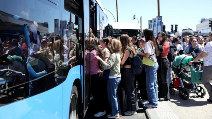 Người dân xếp hàng dài chờ lên xe bus ở Lisbon do tàu điện ngừng hoạt động. Ảnh: GettyImages