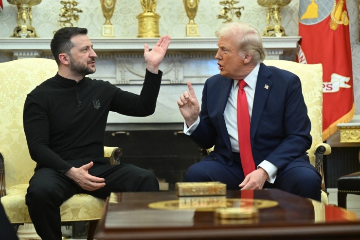 Tổng thống Trump và Tổng thống Ukraine Volodymyr Zelensky khẩu chiến tại Nhà Trắng ngày 28/2. Đây được coi là một trong những khoảnh khắc đáng nhớ nhất trong 100 ngày đầu nhiệm kỳ của ông Trump, đánh dấu sự thay đổi thái độ của Tổng thống Mỹ với Ukraine.
