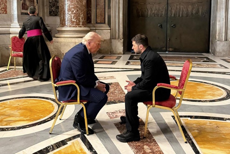 Tổng thống Mỹ Donald Trump ngồi đối điện người đồng cấp Ukraine Volodymyr Zelensky (phải) tại Vương cung Thánh đường Thánh Peter ở Vatican ngày 26/4, giữa lúc những cuộc đàm phán nhằm chấm dứt chiến sự Ukraine mà Mỹ thúc đẩy chưa đạt bước tiến đáng kể nào.