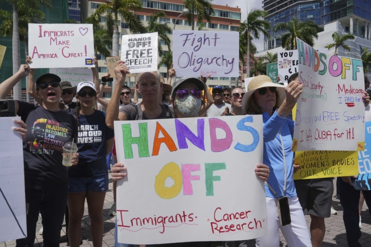 Người biểu tình tại bang Florida ngày 5/4, phản đối loạt chính sách của Tổng thống Trump như chiến dịch tinh giản chính phủ, đòn thuế đối ứng, những động thái đã khiến thị trường chứng khoán lao dốc và nhiều người Mỹ bất bình.