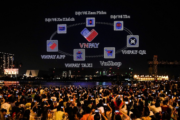 Quảng cáo của VNPay trong đêm tổng duyệt màn trình diễn drone. Ảnh: Thế Sơn.