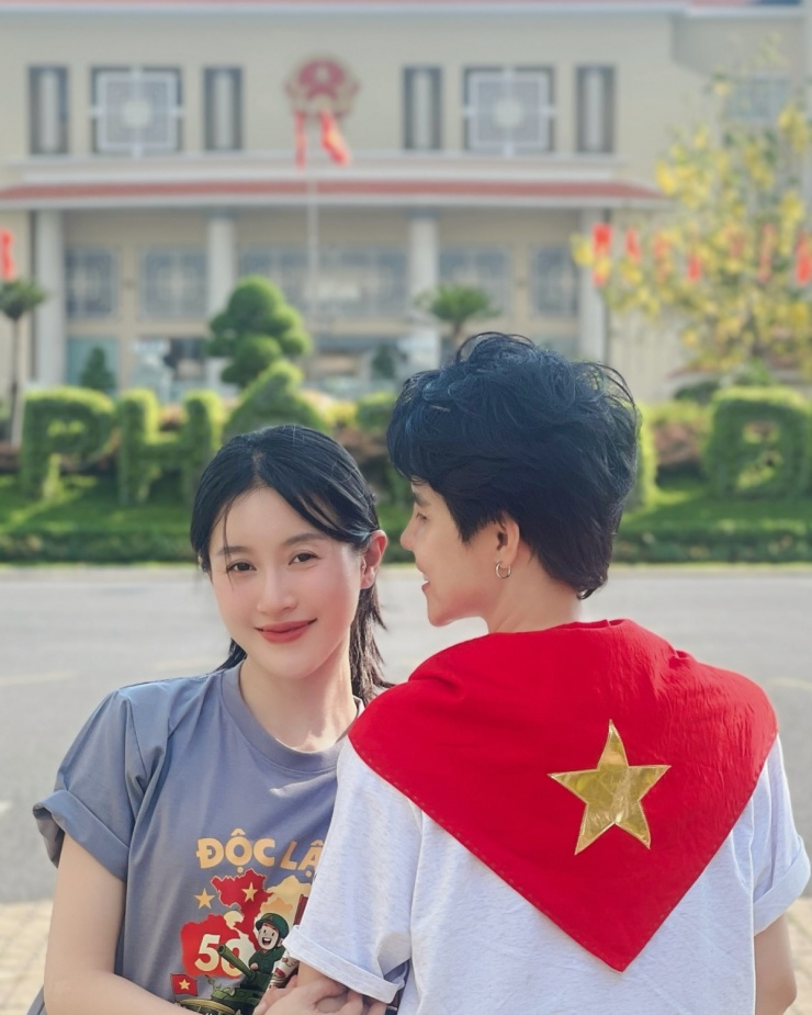 Tăng Thanh Hà và dàn sao bắt trend mốt áo hot nhất 30/4 - 6