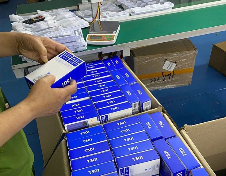 Những thùng chứa điện thoại nhãn hiệu TECNO T301 thành phẩm không có giấy phép bị lực lượng chức năng phát hiện, thu giữ.