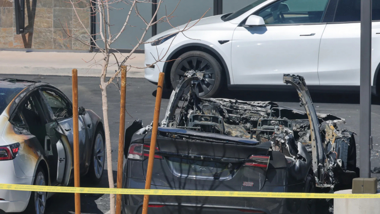 Xe Tesla trở thành mục tiêu phá hoại của những người phản đối chính sách của Elon Musk. Ảnh: Axios