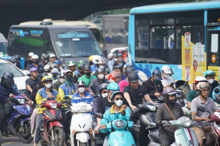 Dù mới đầu giờ chiều, nhưng theo quan sát, lượng xe đổ dồn về các cửa ngõ Thủ đô mỗi lúc một tăng.