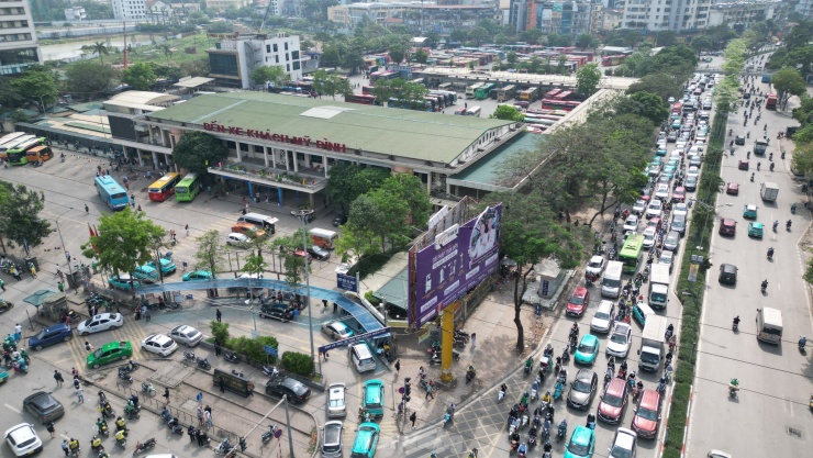 Đông &#39;nghẹt thở&#39;, người dân cố nhích từng bước rời Hà Nội trước kỳ nghỉ lễ 30/4 - 6