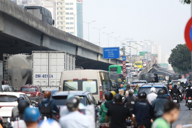 Đường Phạm Hùng không còn chỗ trống lúc 15h30 phút chiều 29/4.