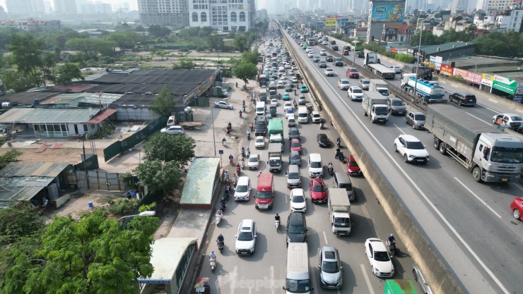 Tuyến đường Vành đai 3 trên cao ùn tắc từ sáng sớm đến tận chiều.