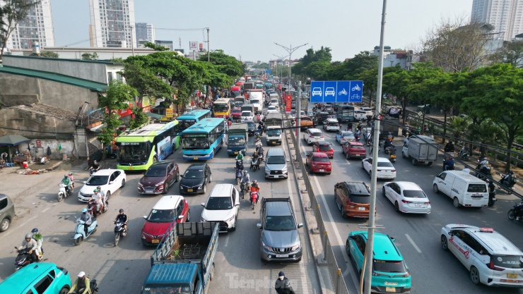 Hàng xe nối dài tại bến xe Nước Ngầm lúc 16h, dù chưa kết thúc ngày làm việc cuối cùng.