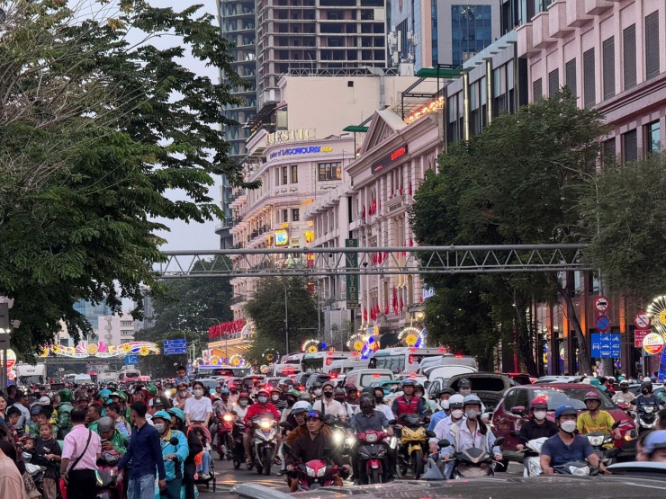 Từ chiều 29/4, lưu lượng xe từ Hàm Nghi đổ ra trục Tôn Đức Thắng tăng cao. Trong ngày làm việc cuối trước kỳ nghỉ lễ 30/4 dài 5 ngày, lượng phương tiện di chuyển dày đặc. Lượng người đổ về bến Bạch Đằng, nơi sẽ diễn ra các nghi thức bắn đại bác và trình diễn không quân sáng 30/4 ngày càng nhiều.