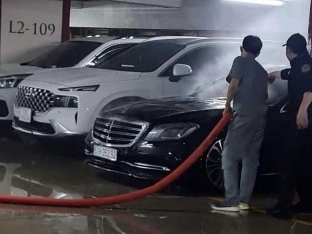 Từ vụ ca sĩ Duy Mạnh kiện Mercedes-Benz: Ô tô đang tắt máy có thể tự cháy không?