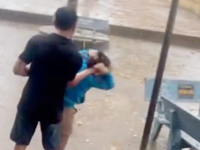 Nam phụ huynh xông vào trường túm tóc, bắt cô giáo đứng giữa trời mưa