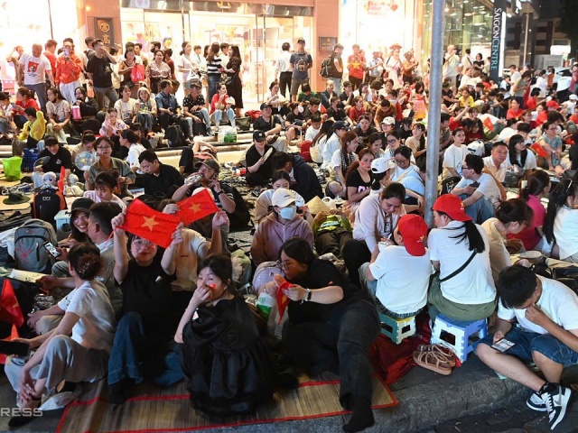 Người dân ngồi kín vỉa hè trung tâm TP HCM chờ xem diễu binh