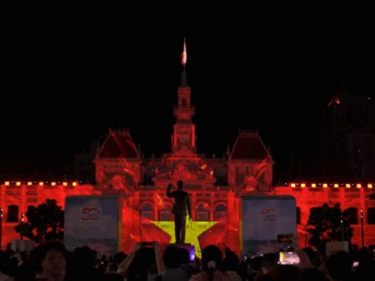 Biển người vỡ òa cảm xúc với màn trình diễn 3D Mapping tái hiện lịch sử