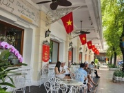 Thị trường - Tiêu dùng - Nhiều gia đình ở TP HCM &quot;chơi lớn&quot;, thuê khách sạn xem diễu binh, diễu hành lễ 30-4
